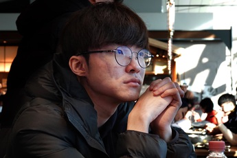 Vừa phải chia tay người thầy kkOma, Faker xuất hiện với khuôn mặt buồn bã khiến fan không khỏi đau lòng