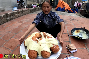 "Dị" như bà Tân Vlog, làm xúc xích siêu to khổng lồ như khoanh giò lụa, cầm lên ăn thôi đã thấy muốn nghẹn
