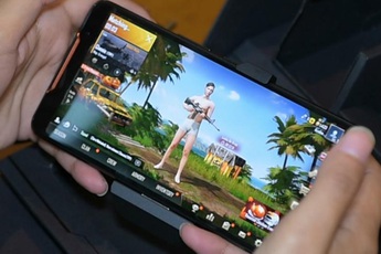 Cắm mặt vào màn hình game, nam thanh niên với tay uống nước mà không thèm nhìn và cái kết đầy thương tâm