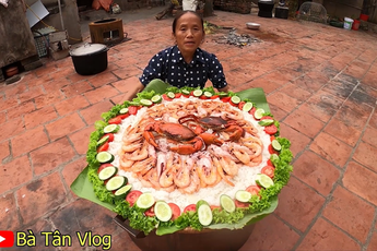 Bà Tân Vlog lại khiến dân mạng hoang mang khi sáng chế ra món ăn mới: Cơm hải sản = cơm trắng + đặt hải sản lên trên