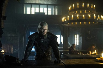 Henry Cavill đô con đến nỗi mặc không vừa trang phục trong The Witcher, cứ quay phim một lúc là lại rách