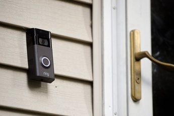 Người đàn ông kiện hãng camera an ninh khi hacker xâm nhập camera chuông cửa và quấy rối gia đình ông