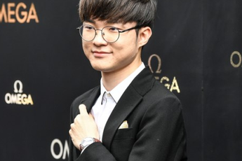 (Video Vietsub) Hậu trường buổi chụp hình của Faker, hóa ra đóng suit mặc vest Quỷ Vương cũng điệu đà đáng nể