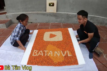 Bà Tân Vlog làm hẳn nút vàng Youtube siêu to khổng lồ bằng cá viên chiên, nhưng vì hết cá nên đành phải làm "hai màu"