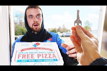 Anh giao pizza 'số đỏ' nhất năm, được youtuber đại gia tặng cho nguyên căn nhà trị giá triệu đô