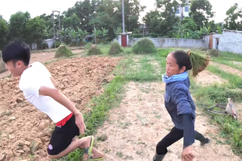 Liên tục xuất hiện trong clip troll mẹ của Hưng Vlog, bà Tân Vlog lại bị cộng đồng mạng chỉ trích giả tạo, diễn lố