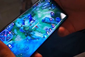 Xem Huawei Mate X trổ tài "biến hình" từ smartphone sang tablet ngay khi đang chơi game King of Glory