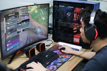Review vui vẻ: Khi case "Thùng Thính" phản bội PUBG để chơi Apex Legends cực mượt
