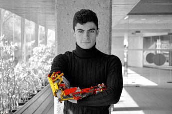 Bị khuyết tật bẩm sinh, anh chàng 19 tuổi tự làm cho mình cánh tay robot từ Lego, cầm nắm được như chi thật