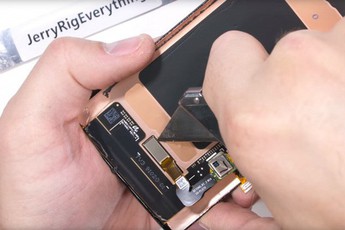 JerryRigEverything mổ xẻ Galaxy S10: Cổng USB-C hàn vào bo mạch, cảm biến vân tay siêu âm gắn chặt vào màn hình, khả năng thay thế/sửa chữa kém