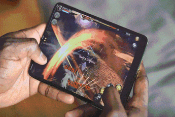 Chơi PUBG Mobile, Asphalt 9, Dynasty Legend trên Galaxy Fold trông như thế nào?