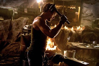 Ý nghĩa của tiếng búa vang lên sau đám tang của Iron Man đã được đạo diễn Avengers: Endgame giải thích đầy đủ rồi đây