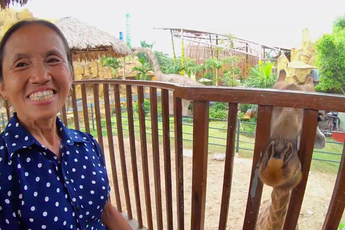 Cuối tuần bà Tân "vê - lốc" nghỉ nấu ăn, cùng con trai Hưng vlog đi chơi công viên siêu to khổng lồ