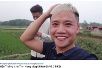 Học theo mẹ và anh trai, con út của bà Tân Vlog cũng bỏ việc chuyển sang làm Youtube