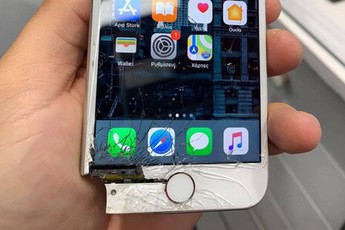 iPhone rơi vỡ tan tành đến nỗi mất hẳn một góc nhưng vẫn chạy bình thường