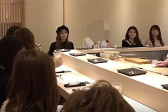 Tội nghiệp anh chàng Youtuber, đưa bạn gái đi ăn gặp ngay 9 người yêu cũ ở quán