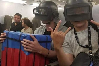 2 thanh niên cuồng PUBG đội mũ 3 ôm hòm thính lên máy bay, còn hỏi cộng đồng 'Nhảy đâu đây mấy bác?'