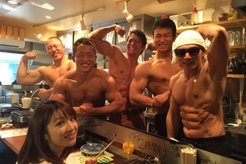 Thăm nhà hàng "thịt nướng lực điền" số 1 Nhật Bản, đến ăn được trai đẹp 6 múi phục vụ tận mồm