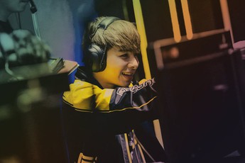 LMHT: HLV Tinikun mạnh miệng tuyên bố - 'Zeros biết đánh Vladimir là lương 1 tháng tăng lên nửa tỷ'