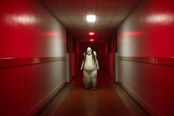 Chủ nhân tượng vàng Oscar Guillermo del Toro trở lại với dàn quái vật ám ảnh trong trailer sởn gai óc của "Chuyện Kinh Dị Lúc Nửa Đêm"