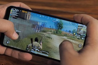 Cho con mượn smartphone để chơi game, ông bố bị 'bắt quả tang' ngoại tình