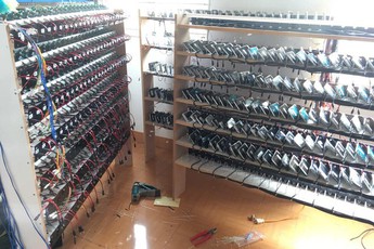 "Dân chơi" YouTube Việt Nam cày view bằng hàng trăm điện thoại cùng lúc, xây cả dàn chuyên dụng ngập phòng