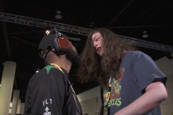 Nhập tâm khi thi đấu Mortal Kombat, hai game thủ suýt thì lao vào combat ngoài đời thật