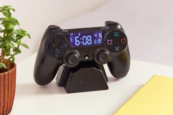 Sắm ngay cho mình một chiếc đồng hồ báo thức phong cách tay cầm PS4 nếu bạn là một game thủ thức khuya cày game