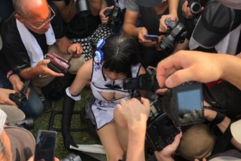 Trót ăn mặc hở hang, nữ cosplayer xinh đẹp bật khóc khi bị thợ ảnh bu quanh như ruồi, đòi chụp cả "vùng nhạy cảm"