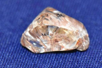 Người phụ nữ tìm thấy viên kim cương màu vàng 3,72 carat khi đang xem video trên YouTube về... cách tìm kim cương