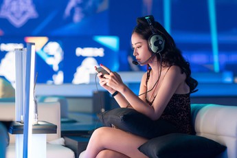 Chi Pu cổ vũ các đội tuyển PUBG Mobile VN tại chung kết PMCO 2019 khu vực Việt Nam