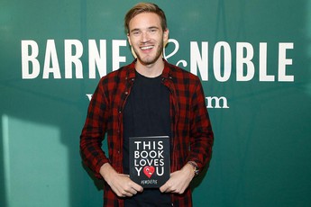 Niềm vui nhân đôi khi vừa cưới vợ xong, kênh Youtube PewDiePie chính thức đạt 100 triệu sub