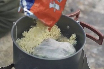 Vlogger nổi tiếng gây tranh cãi vì hái thực vật quý hiếm để nấu với mỳ tôm, ăn xong còn chê đắng