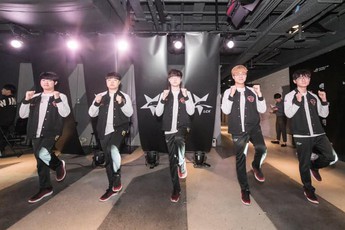 LMHT: Đang đà thăng hoa với chuỗi 9 trận thắng liên tiếp, SKT còn được đối thủ hai tay dâng luôn top 1