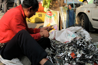 Cách những chiếc smartphone bị rã nhỏ tới từng chi tiết ở chợ bán đồ cũ vỉa hè