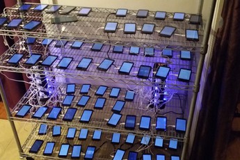 Đột nhập trang trại cày view của "nông dân" Mỹ, nơi hàng trăm chiếc smartphone kiếm tiền cho chủ nhân mua bỉm, mua bia...