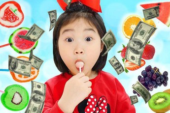 Góc khuất đằng sau thành công của những kênh Youtube nhí triệu đô: Tuổi thơ bị đánh cắp, trở thành lao động chính khi "miệng còn hôi sữa"