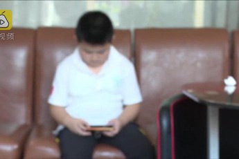 Để mặc cho con trai nghịch điện thoại cả hè, ông bố tá hỏa khi biết tin con bị lừa gần 400 triệu vì game online