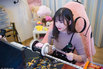 Chỉ ngồi "rên" trên sóng, nữ streamer kiếm tiền tỷ mỗi năm