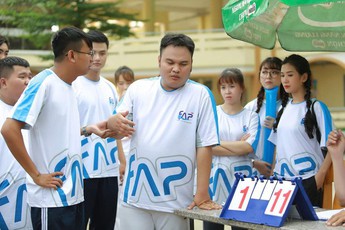 Toàn cảnh "đại chiến" giữa FAPTV và antifan khi bị nhận xét hài nhảm mà cũng nhận "nút kim cương", Cris Phan liền góp mặt vào drama này!