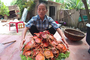 Ăn mừng tháng lương đầu tiên, bà Tân đãi "dàn cháu" mâm cua hấp sả siêu to khổng lồ, mong một lần được làm cháu bà
