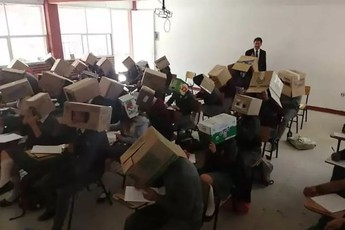 Thầy giáo Mexico chống quay cóp bằng cách để sinh viên đội nguyên cái thùng carton lên đầu khi làm bài thi