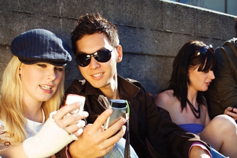 Cứ 3 người được hỏi thì có 1 người mê điện thoại hơn... sex