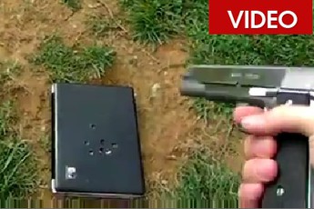 Cha dùng súng bắn nát laptop của con vì "kêu ca" trên Facebook