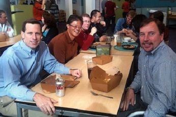 Yahoo sắp sửa dâng "cỗ hậu" cho Facebook?