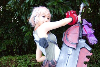 Cosplay nữ hiệp nhỏ nhắn bên thanh kiếm "khổng lồ"