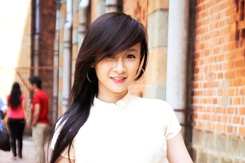 Ngắm nữ game thủ Việt giống hệt Angela Phương Trinh