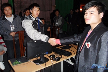 Thần đồng AoE Việt tái đấu nhất đại cao thủ Trung Quốc