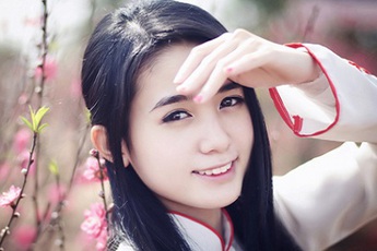 Miss Game nhẹ nhàng bên đào xuân