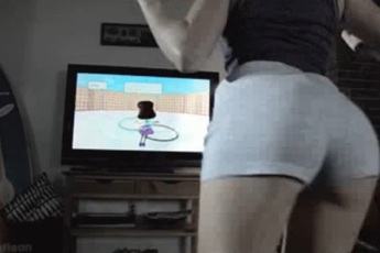 Bỏng mắt với nữ game thủ sexy chơi lắc vòng